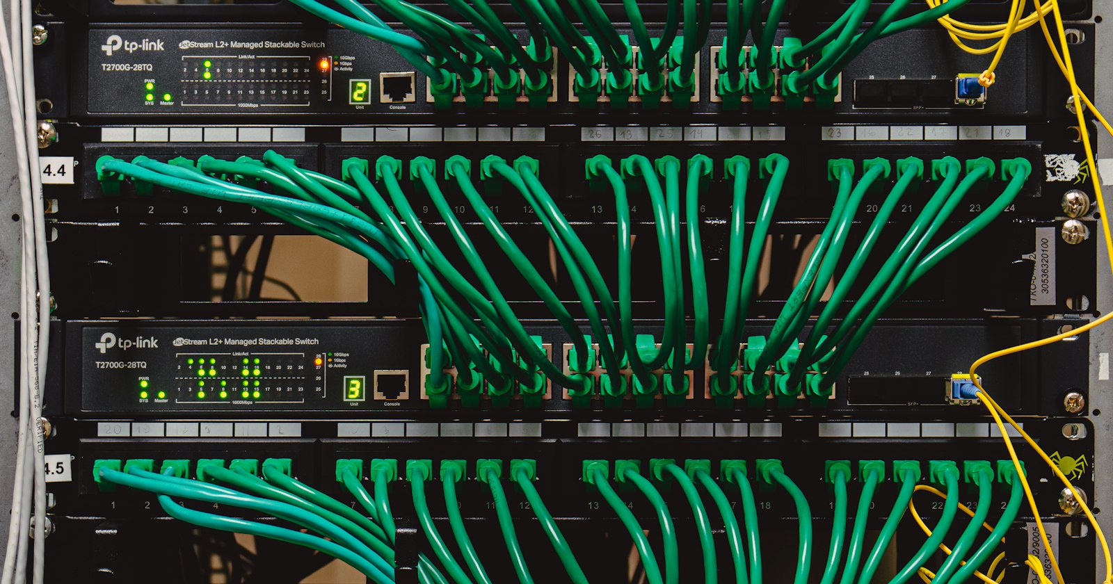 Lossless Ethernet AI ֆաբրիկաների համար. PFC, LLR կամ CBFC — ի՞նչ ընտրել և ինչպե՞ս ստուգել — Photo: Yuriy Vertikov / Unsplash