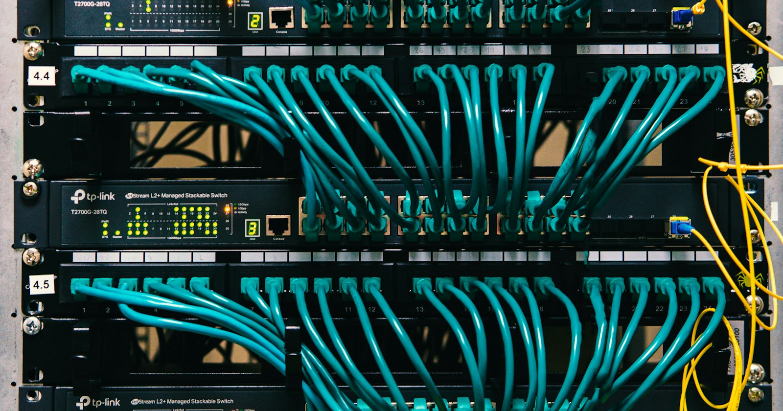 Ultra Ethernet 1.1 vs RoCEv2: What Changes in the AI Fabric Transport and How to Test It — Photo: Yuriy Vertikov / Unsplash