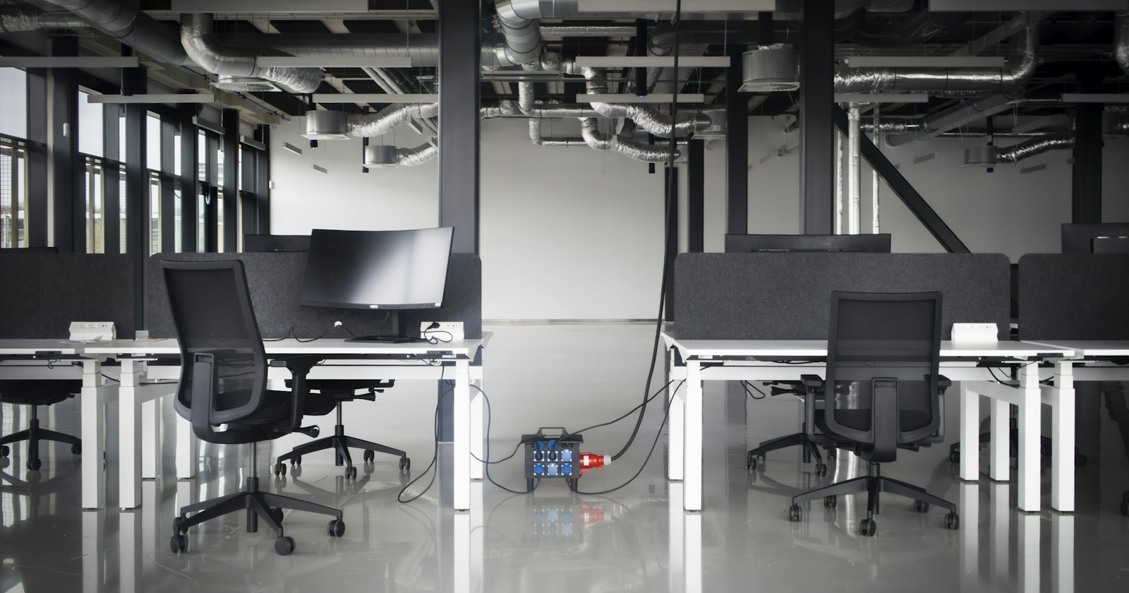 Intel тестирует Wi-Fi 7 роботами в офисе на 2000 м². Что из этого можно повторить в обычной лаборатории – Photo: Fer Troulik / Unsplash